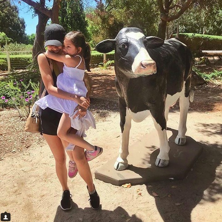 <p>Sarah takut ya sama sapi? Tenang, Nak, ada Bunda Nana yang akan menjagamu. He-he-he. (Foto: Instagram @nanamirdad)<br /><br /></p>