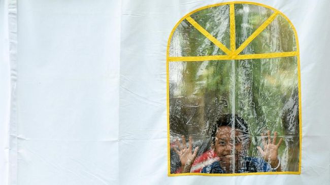 Saking ramainya, tak menutup kemungkinan jika peliknya musim politik menjadi konsumsi anak sehari-hari.