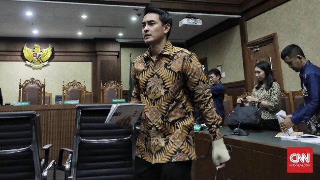 Gubernur nonaktif Jambi Zumi Zola menerima vonis enam tahun penjara, lebih rendah dari tuntutan jaksa yaitu delapan tahun penjara. Dia tak ajukan banding.
