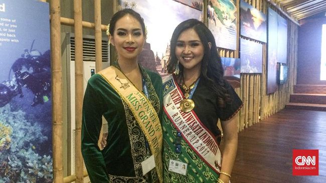Di Indonesia Pavilion, dua putri kontes kecantikan siap menjelaskan soal pariwisata Indonesia bagi para tamu undangan pertemuan IMF-World Bank.