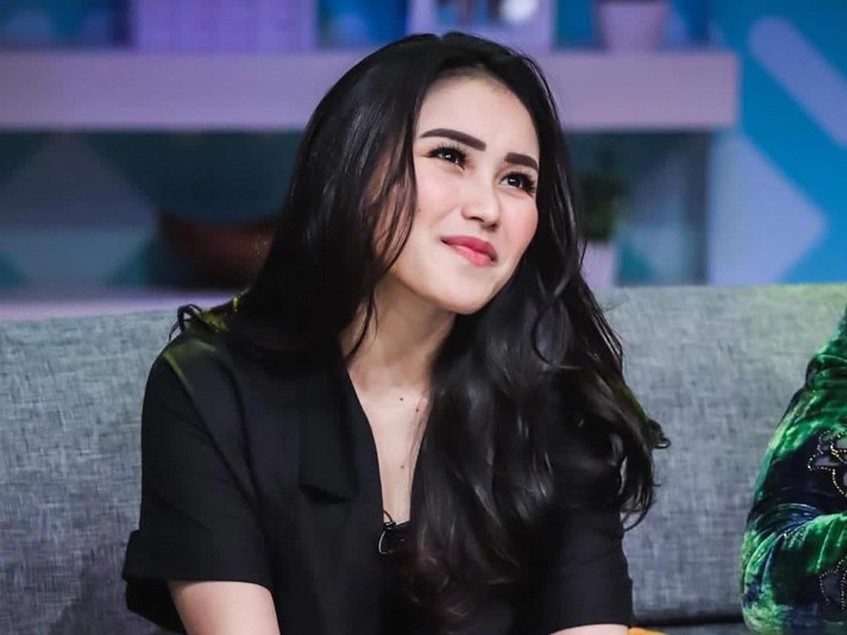 Ayu Ting Ting diramal oleh Mbak You akan segera menemukan jodohnya dan menikah secara diam-diam pada tahun 2020 nanti. Benarkah?