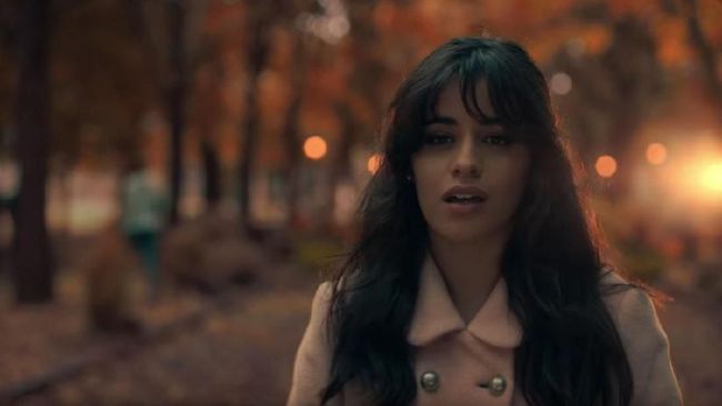 Penyanyi Camila Cabello berusaha 'move on' setelah putus dari kekasih. Sekalipun kerap terjebak kenangan dan menangis, dia tetap tersenyum di akhir video.