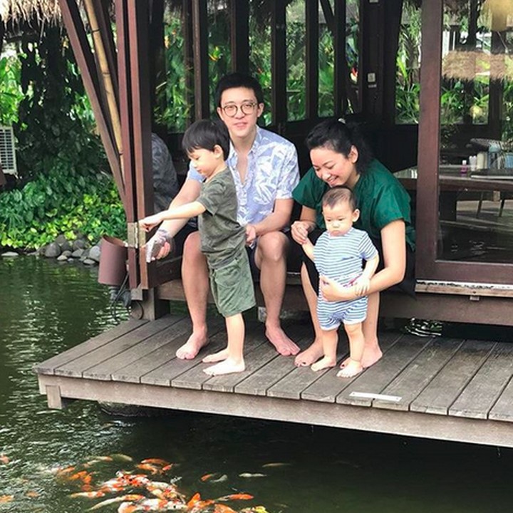 <p>Memberi makan ikan memang menyenangkan ya, Bun. Apalagi kalau dilakukan sekeluarga. (Foto: Instagram @agnipratistha)<br /><br /></p>