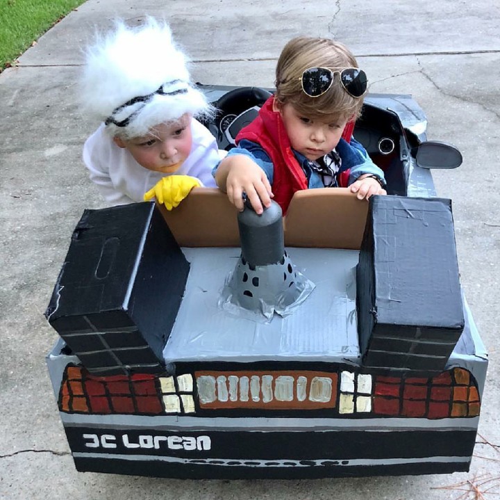<p>Ibu bernama Lauren Willis sepertinya senang dengan pesta Halloween. Ia banyak membuatkan kostum untuk anakkembarnya. (Foto: Instagram/laurenluskwilis)</p>