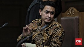 Berurai Air Mata, Zumi Klaim Beri Uang karena Diminta DPRD