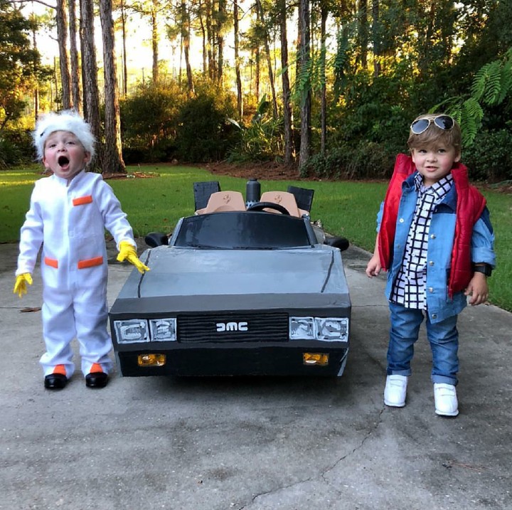 <p>Ini adalah si kembar Charlie and Row, Bun. Mereka didandani jadi Doc dan Marty McFly dari film 80-an yang hits, 'Back to the Future!'. Menggemaskan banget kan. (Foto: Instagram/laurenluskwilis)</p>