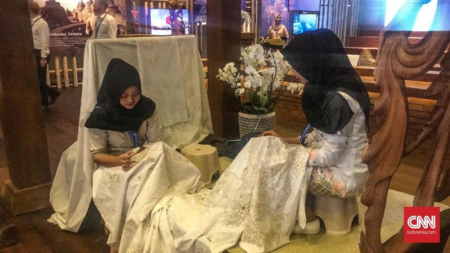 Around eight thousand products worth 8 billion rupiah are on display for sale at an exhibition area dubbed as the Indonesia Pavilion.