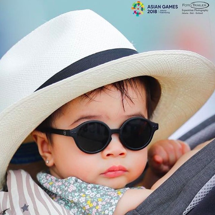 <p>Wah, Raqeema makin kece nih pakai topi dan kacamata hitam kayak gini. Menggemaskan banget. (Foto: Instagram/ @fototrailer via @nsyakieb85)  </p>