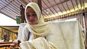 IMF Guests Get First-Hand Experience of Batik Making