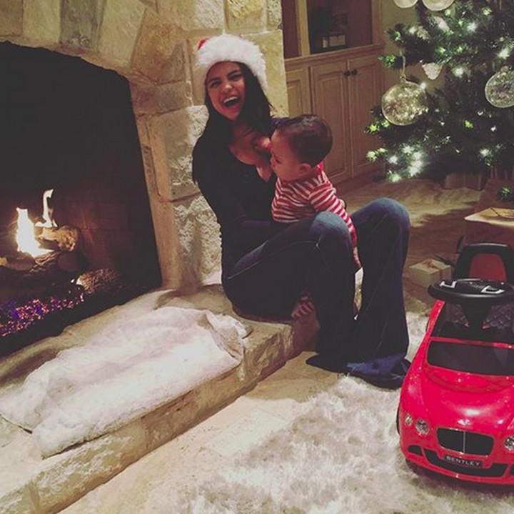 <p>Selena girang banget saat memangku seorang anak. Hati jadi adem! (Foto: Instagram @selenagomez)<br /><br /></p>