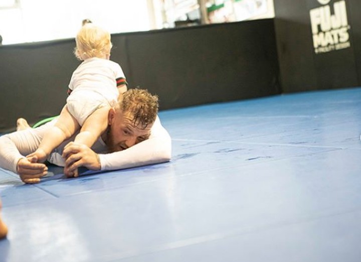 7 Potret Manis Petarung Conor McGregor Bersama Anak