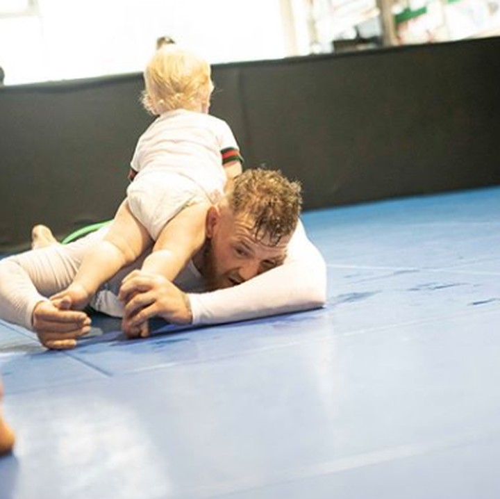 <p>McGregor kerap membawa putranya ke tempat latihan. (Foto: Instagram @thenotoriousmma)</p>