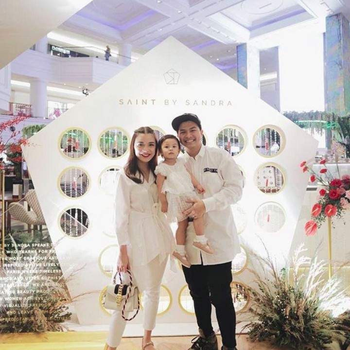 <p> Ayah Glenn, Bunda Chelsea dan Nastusha kompak mengenakan baju warna putih saat ke acara peluncuran kosmetik Sandra Dewi. (Foto: Instagram @glennalinskie)<br /><br /></p>