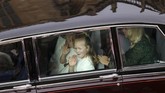 FOTO:Tingkah Gemas George dan Charlotte di Pernikahan Eugenie Pangeran George dan Putri Charlotte menjadi pageboy dan bridesmaid di pernikahan Putri Eugenie. Mereka tampil menggemaskan dan menarik perhatian.