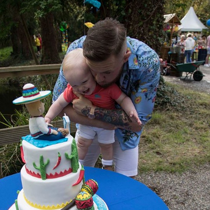 <p>Throwback ketika si kecil ulang tahun yang pertama. Tergoda sama kuenya ya, Nak? (Foto: Instagram @thenotoriousmma)</p>