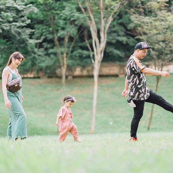  Bermain di taman. Seru! (Foto: Instagram @glennalinskie)<br /><br />