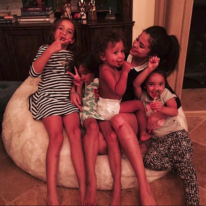<p>Seru banget kumpul bocah begini. (Foto: Instagram @selenagomez)<br /><br /></p>