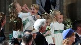FOTO:Tingkah Gemas George dan Charlotte di Pernikahan Eugenie Pangeran George dan Putri Charlotte menjadi pageboy dan bridesmaid di pernikahan Putri Eugenie. Mereka tampil menggemaskan dan menarik perhatian.
