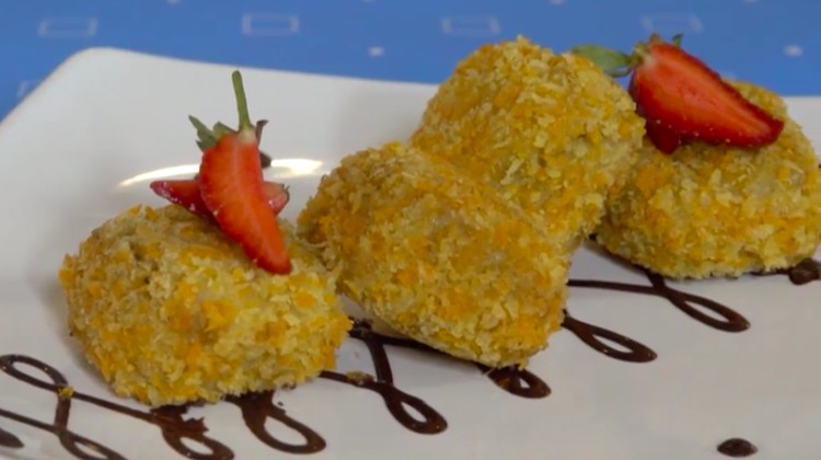 Resep pisang nugget ini berisi cokelat dan disajikan dengan cokelat. Anak pasti tergoda melihatnya!