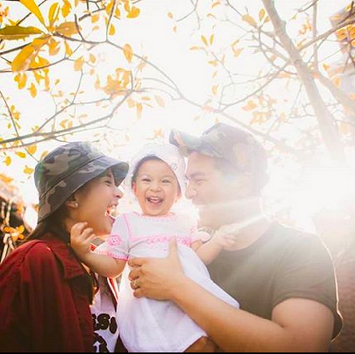 <p>Senyum ceria Glenn Alinskie, Chelsea Olivia, dan Natusha Olivia Alinskie. (Foto: Instagram @glennalinskie)<br /><br /></p>