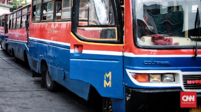 Dishub DKI Jakarta memberhentikan operasional metromini yang mengadang bus TransJakarta jurusan Pasar Minggu-Tanah Abang.