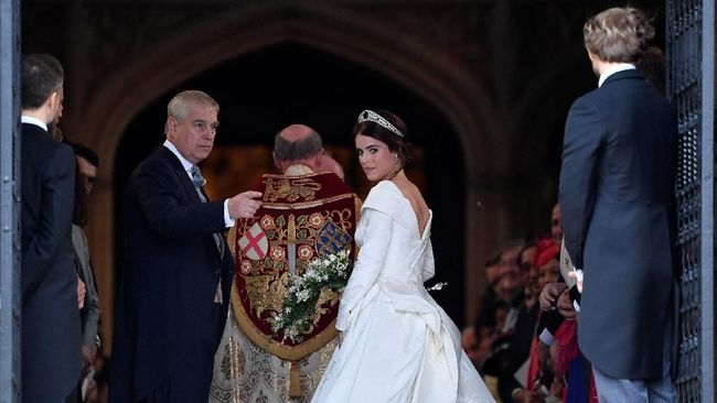 Puteri Eugenie Pakai Gaun Pengantin Peter Pilotto Puteri Eugenie memakai gaun pengantin dengan detail rumit namun terlihat sederhana dan mewah rancangan Peter Pilotto.
