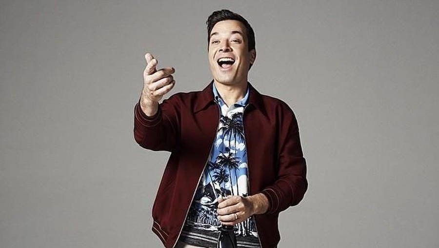 Jimmy Fallon Tak Sengaja Pernah Kecup Bibir Michael Jordan Pengalaman canggung Jimmy Fallon dan Michael Jordan yang cukup konyol.