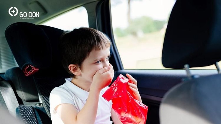 Hendak berlibur dengan naik mobil, Bun? Lakukan 4 hal ini untuk mencegah anak mabuk perjalanan yuk.