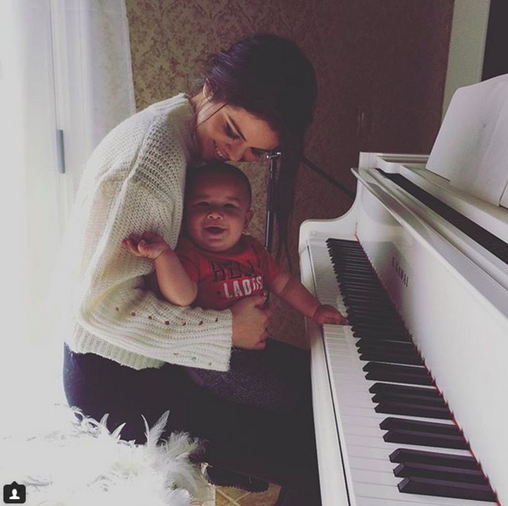 <p>Dua-duanya gembira saat bermain piano. (Foto: Instagram @selenagomez)<br /><br /></p>