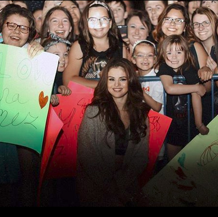 <p>Cheeseeee, foto bareng fans anak-anak. (Foto: Instagram @selenagomez)<br /><br /></p>