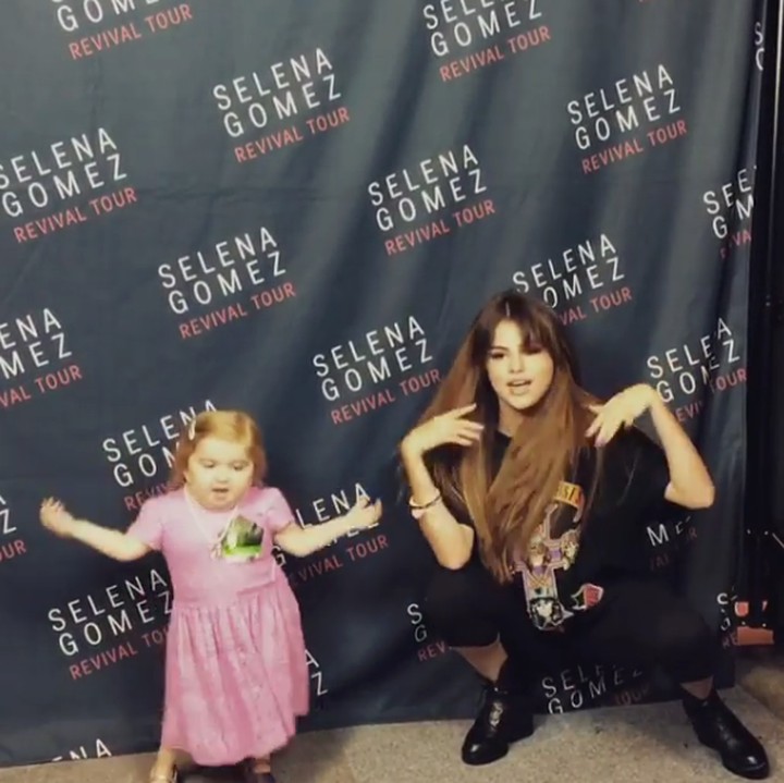 <p>Joget bareng seorang anak. Lucu banget deh, Bun. (Foto: Instagram @selenagomez)<br /><br /></p>