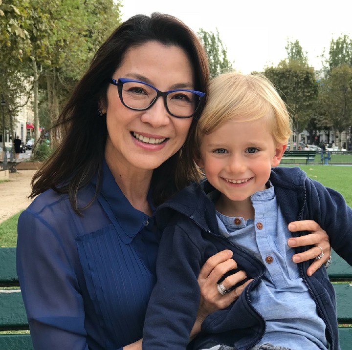 <p>Senyum si kecil dan Michelle Yeoh sama-sama bikin hari kita makin cerah. He-he-he. (Foto: Instagram/michelleyeoh_official)</p>