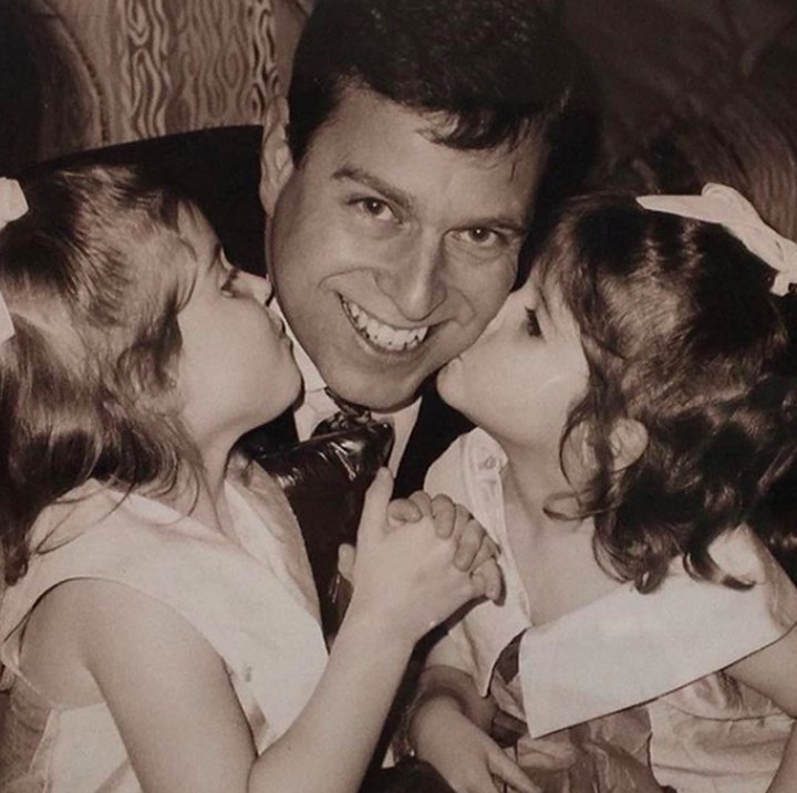 <p>Kecup manis Putri Eugenie dan Putri Beatrice kecil buat sang ayah. Muach! (Foto: Instagram/ @princesseugenie)  </p>