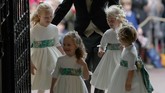 FOTO:Tingkah Gemas George dan Charlotte di Pernikahan Eugenie Pangeran George dan Putri Charlotte menjadi pageboy dan bridesmaid di pernikahan Putri Eugenie. Mereka tampil menggemaskan dan menarik perhatian.