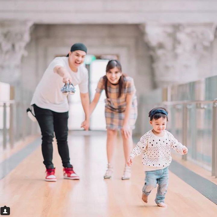 <p>Sepatunya ketinggalan, Nak. Mau buru-buru ke mana sih? (Foto: Instagram @glennalinskie)</p>