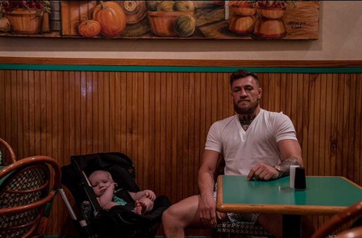 7 Potret Manis Petarung Conor McGregor Bersama Anak
