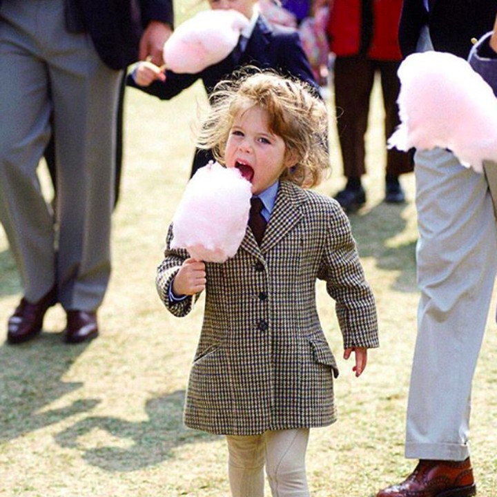 <p>Wah, ada yang semangat banget nih makan gulali. Hi-hi-hi. (Foto: Instagram/ @princesseugenie)  </p>