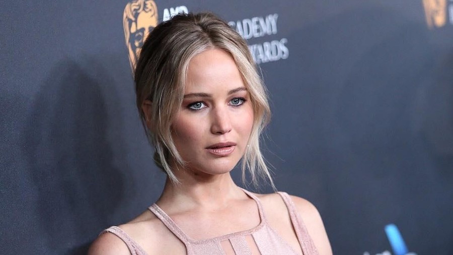 Jennifer Lawrence Dikenal tidak sehat, makanan cepat saji sering mengundang berbagai macam penyakit. Tapi siapa sangka lima artis Hollywood ini ternyata hobi makan junk food.
