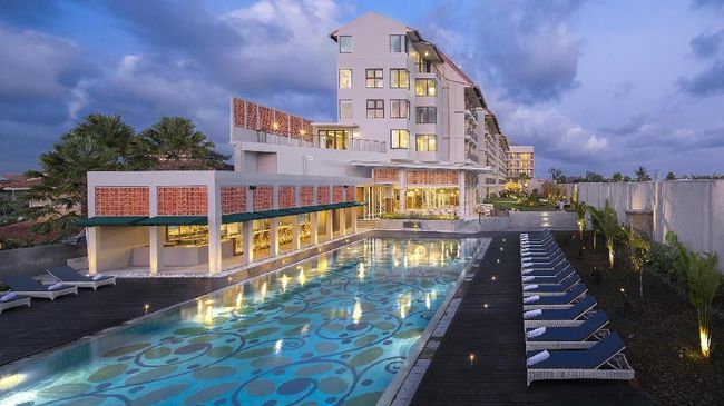 Hotel ini menawarkan segala fasilitas dan layanan bintang empat di tengah ramainya tempat penginapan tak berbintang di Canggu.