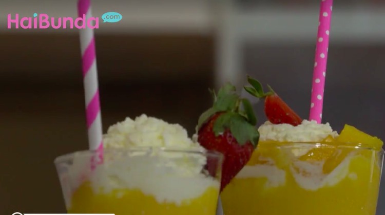 Strawberry Mango jadi smoothies yang dijamin membuat anak doyan makan buah. Diminum sore hari begini, segar banget!