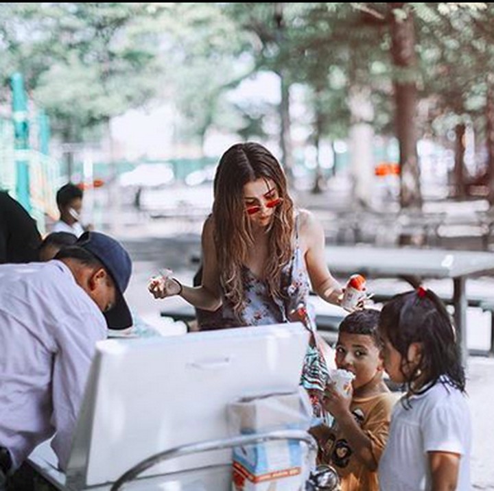 <p>Yummy! Sedapnya makan es krim bareng anak-anak. (Foto: Instagram @selenagomez)<br /><br /></p>