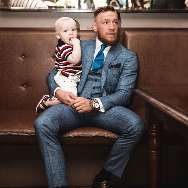 <p>Conor Jr menemani sang ayah di acara resmi. Nyaman banget di pangkuan ayah McGregor. (Foto: Instagram @thenotoriousmma)</p>