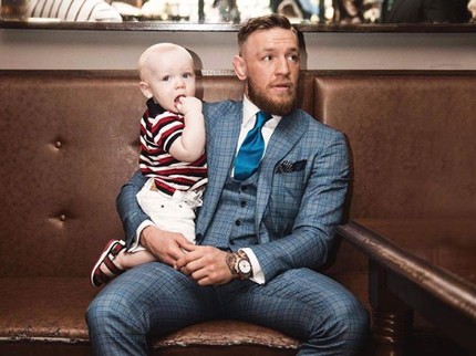 7 Potret Manis Petarung Conor McGregor Bersama Anak