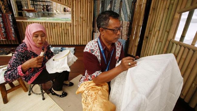 Etalase batik Indonesia di Indonesia Pavilion cukup ramai disambangi peserta maupun delegasi pertemuan IMF-Bank Dunia 2018.