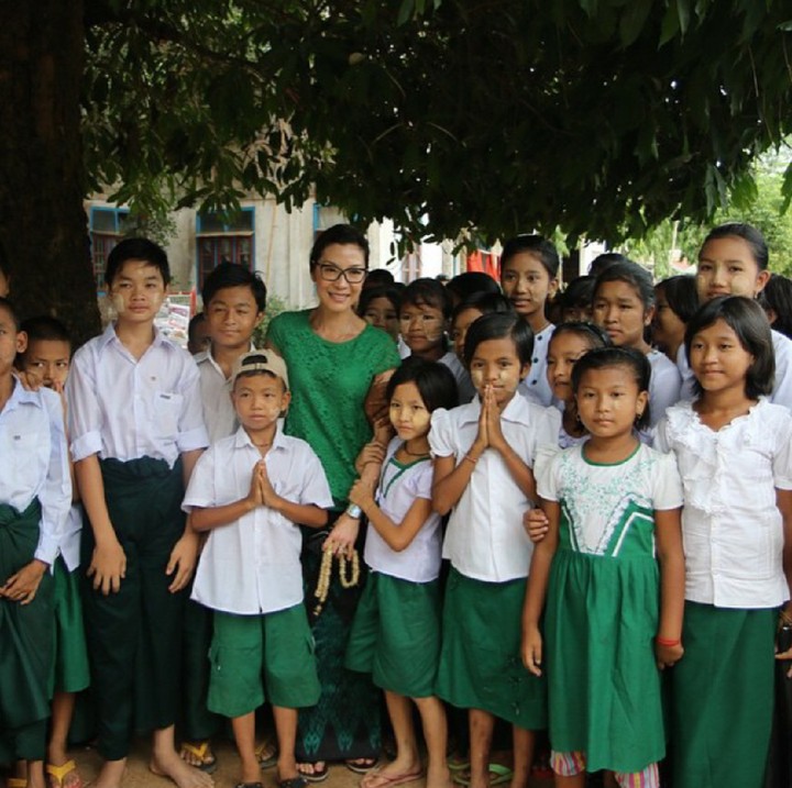 <p>Salah satunya saat Michelle Yeoh ke Myanmar nih, Bun, dalam mendukung keamanan jalan untuk anak-anak. (Foto: Instagram/michelleyeoh_official)</p>