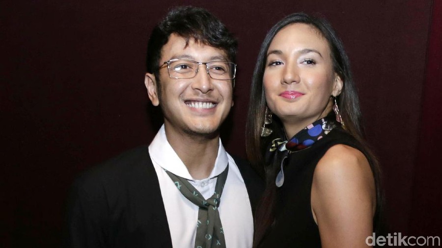 Aktor tampan Dimas Anggara, dituntut untuk menjadi sosok yang berbeda di film terbarunya, Dancing In The Rain. Dimas mengaku banyak mengalami kesulitan.
