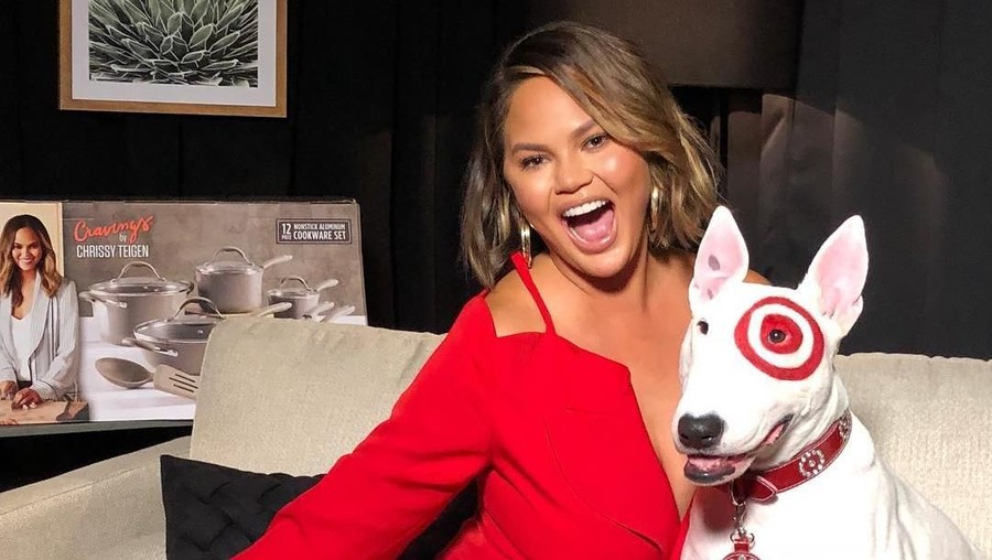 Chrissy Teigen Dikenal tidak sehat, makanan cepat saji sering mengundang berbagai macam penyakit. Tapi siapa sangka lima artis Hollywood ini ternyata hobi makan junk food.