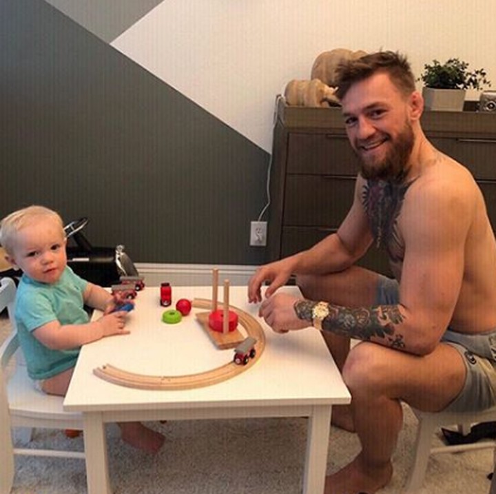 <p>Nama Conor McGregor jadi perbincangan usai dikalahkan Khabib Nurmagomedov di Ultimate Fighting Championship (UFC) 2018. Meski gahar, siapa sangka McGregor adalah sosok yang sayang banget dengan anak. (Foto: Instagram @thenotoriousmma)</p>