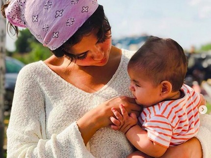 8 Foto Bukti Sisi Keibuan Selena Gomez