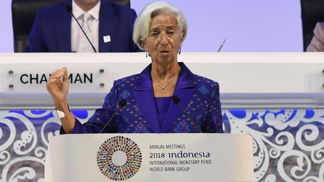 Dana Moneter Internasional (IMF) menyatakan konflik dagang 'baru' yang berkecamuk antara AS dengan China bisa semakin mengancam ekonomi dunia.